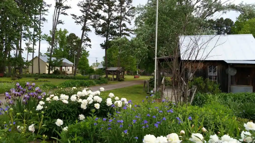 Pioneer Village, Searcy