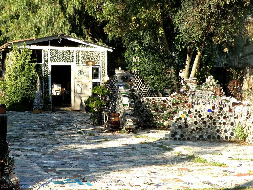 Grandma Prisbreyβs Bottle Village