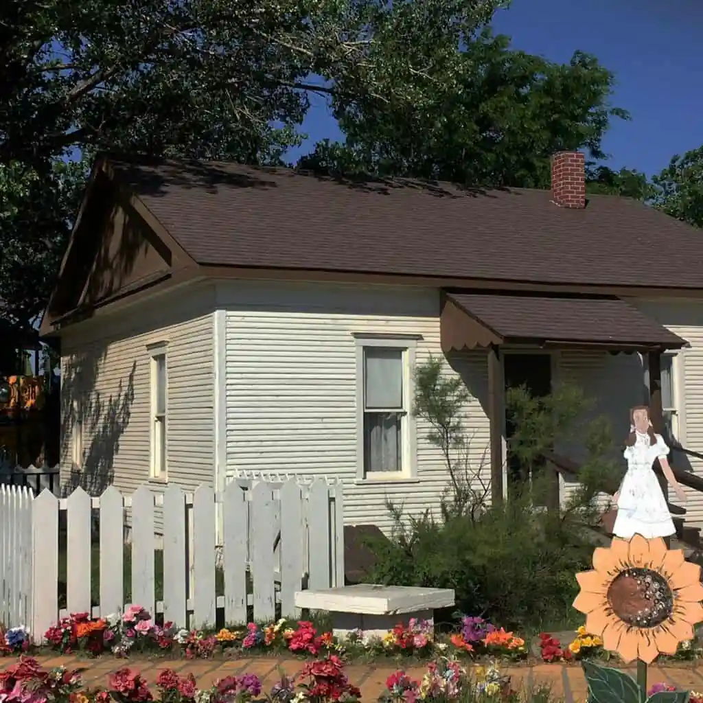 Dorothyβs House and the Land of Oz