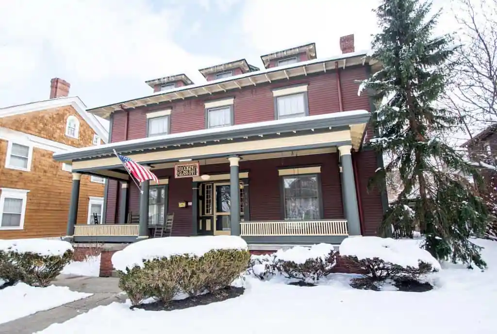 Looking Glass Inn