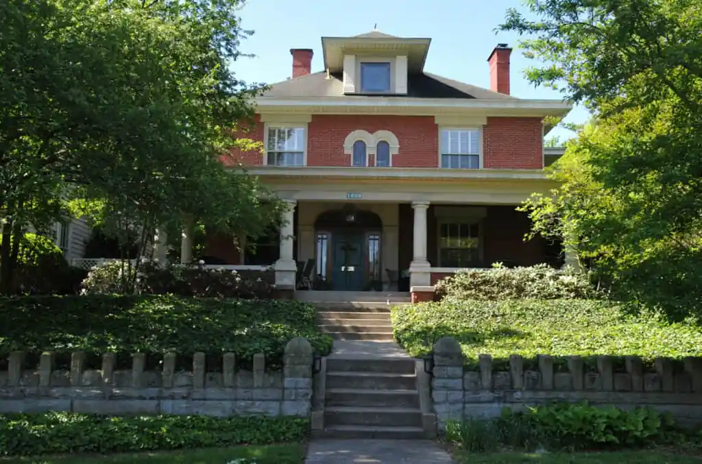 Bath Avenue, Ashland